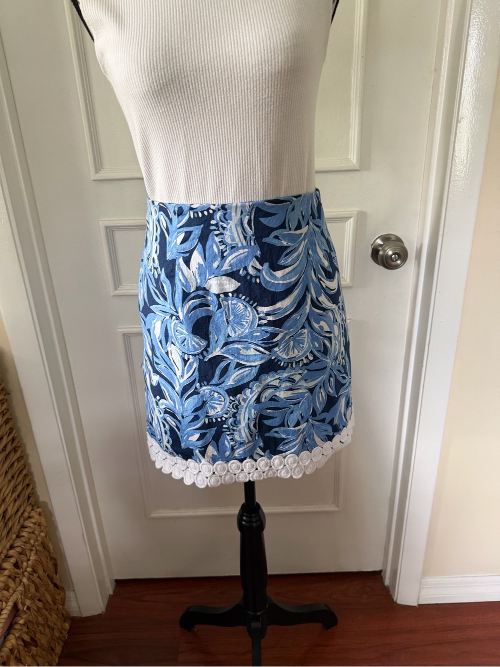 Lilly Pulitzer Size 4 Blue Tropical Floral Embroidered Trim Mini Skirt - Picture 4 of 16